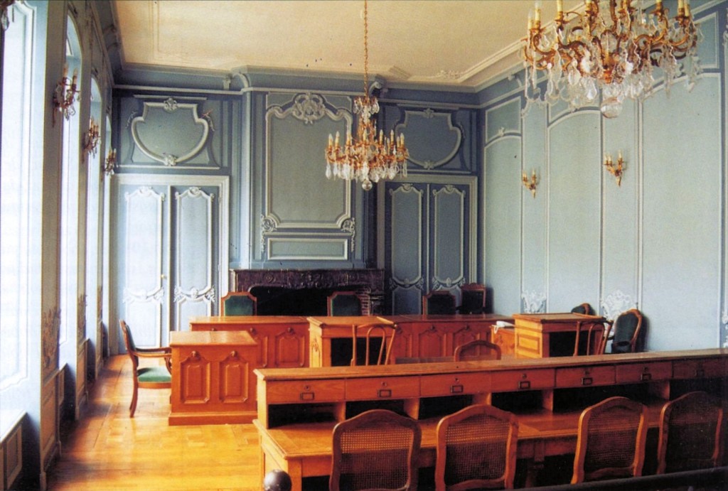 La "Salle Blanche" située au premier étage non loin de la "Grande Chambre", après restauration. Peinture réalisée sous le contrôle des services techniques du Palais de Justice de Douai.