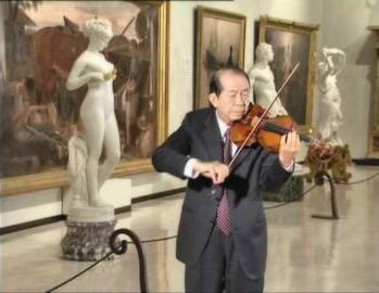 Wen-Long-Shi-jouant-du-violon-dans-le-musée-Chi-Mei