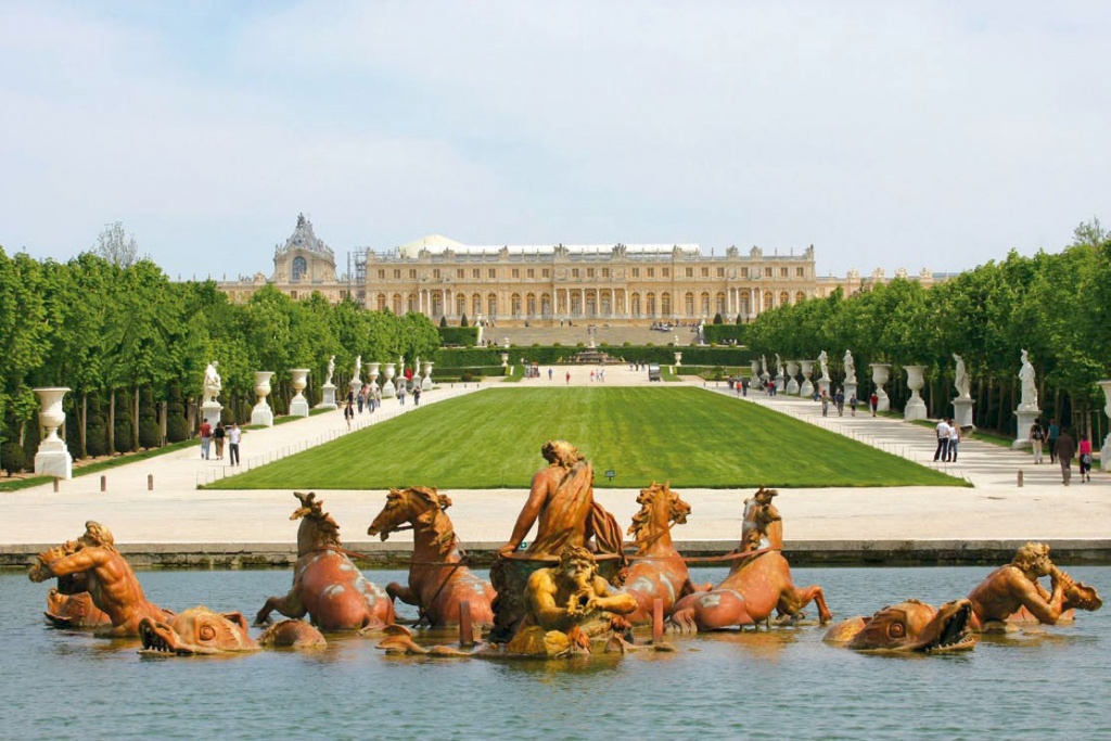 The original work in lead by Jean-Baptiste Tuby, at end of the ‘green carpet’, facing the Palace of Versailles and aligned with the axis of the sun on 25 August, the feast of Saint Louis. 