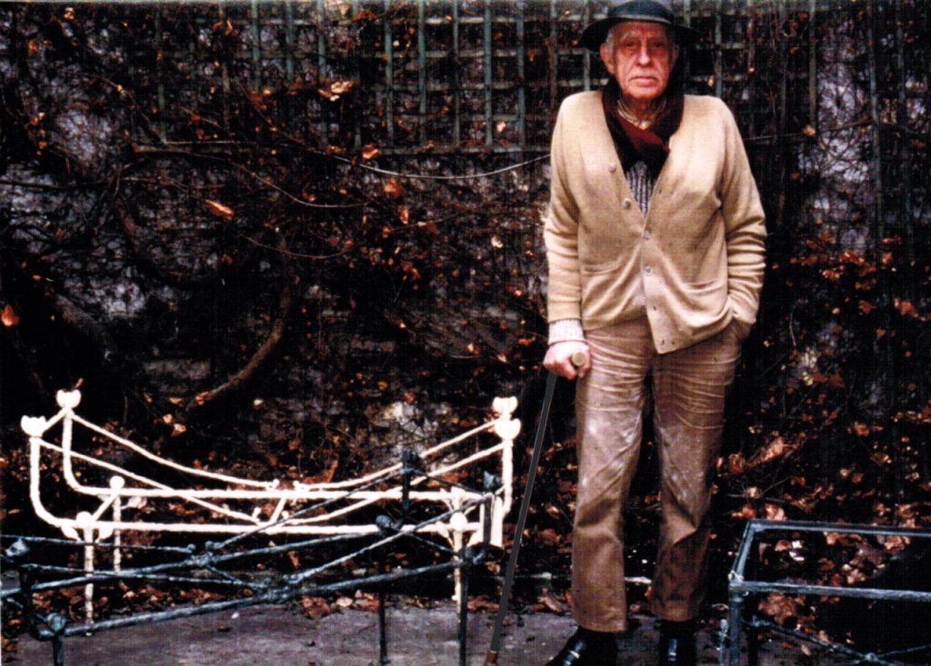 Diego Giacometti devant ses Tables berceau à têtes de chats, vers 1984.